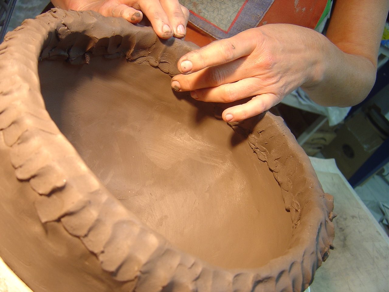 artisan tournant humide argile sur poterie roue, façonner création